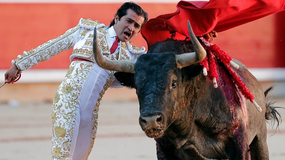 Pase de pecho de Joselito Adame a uno de los toros de José Escolar en Pamplona