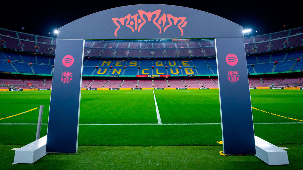 Portada especial en el césped del Camp Nou, con homenaje a la cantante Rosalía (FOTO: FCB)