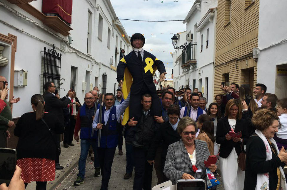 Fusilan y queman un muñeco de Puigdemont en un municipio de Sevilla