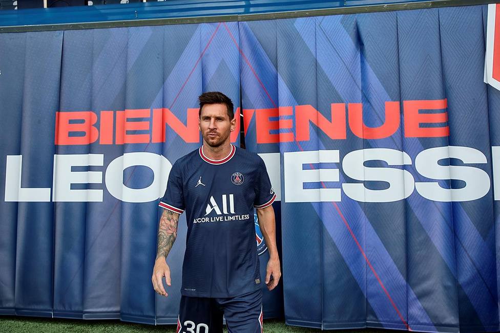 Leo Messi con la camiseta del PSG en el césped del Parque de los Príncipes.