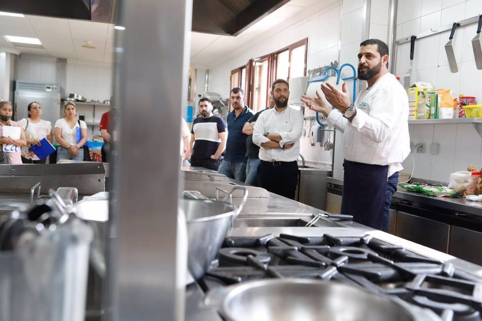 El chef de origen israelÃ­ David Bidi Katz, propietario del Restaurante Katz de Madrid, aborda las raÃ­ces histÃ³ricas de la gastronomÃ­a sefardÃ­ en el marco del programa de descentralizaciÃ³n formativa 2022