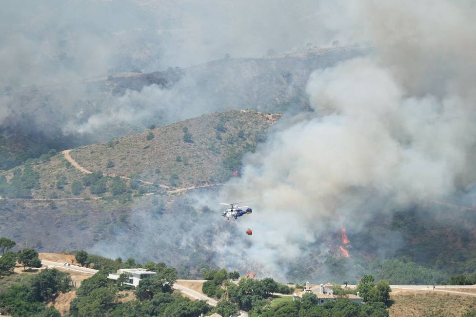 Continúan las labores para tratar de controlar el incendio forestal en Sierra Bermeja