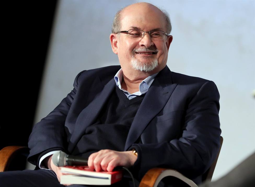 EEUU considera repugnante que Irán culpe a Rushdie del ataque que sufrió