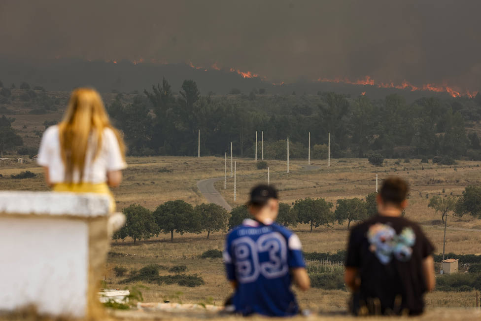 Los vecinos del incendio de Vall dEbo regresan a sus casas mientras en Bejís el fuego sigue fuera de control