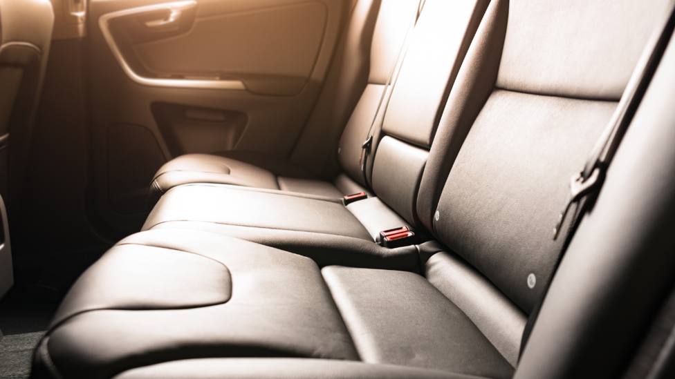 Cinco trucos para limpiar las manchas más comunes de los asientos de tu coche: quedarán como nuevos