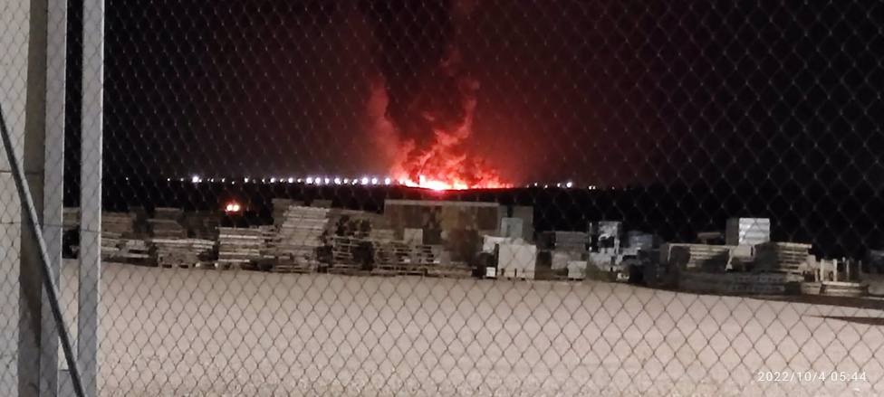 Los bomberos se retiran del incendio de la planta de reciclaje que empezó a arder el martes en Tarancón