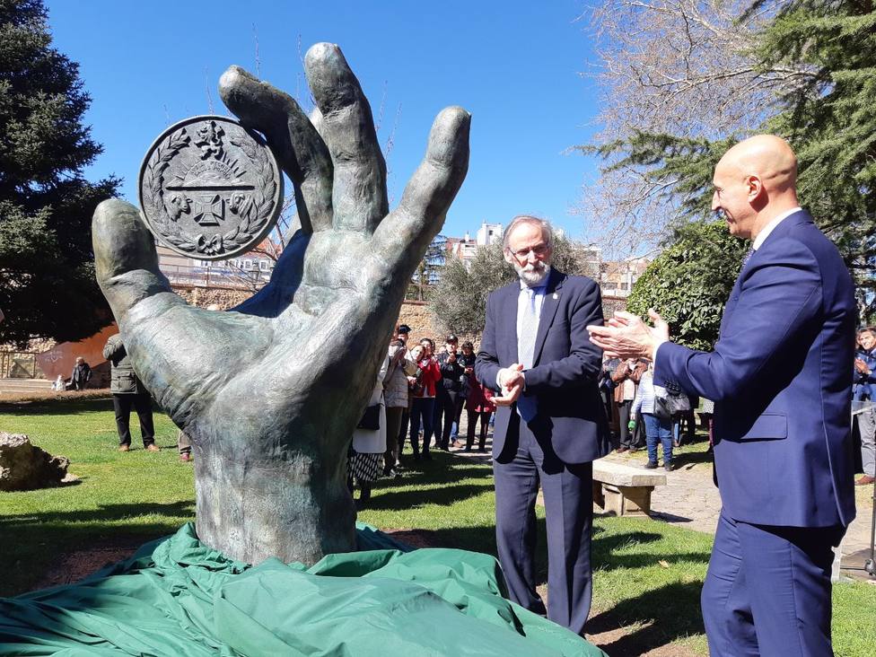 Homenaje a la profesión veterinaria en el jardín del Cid - León - COPE