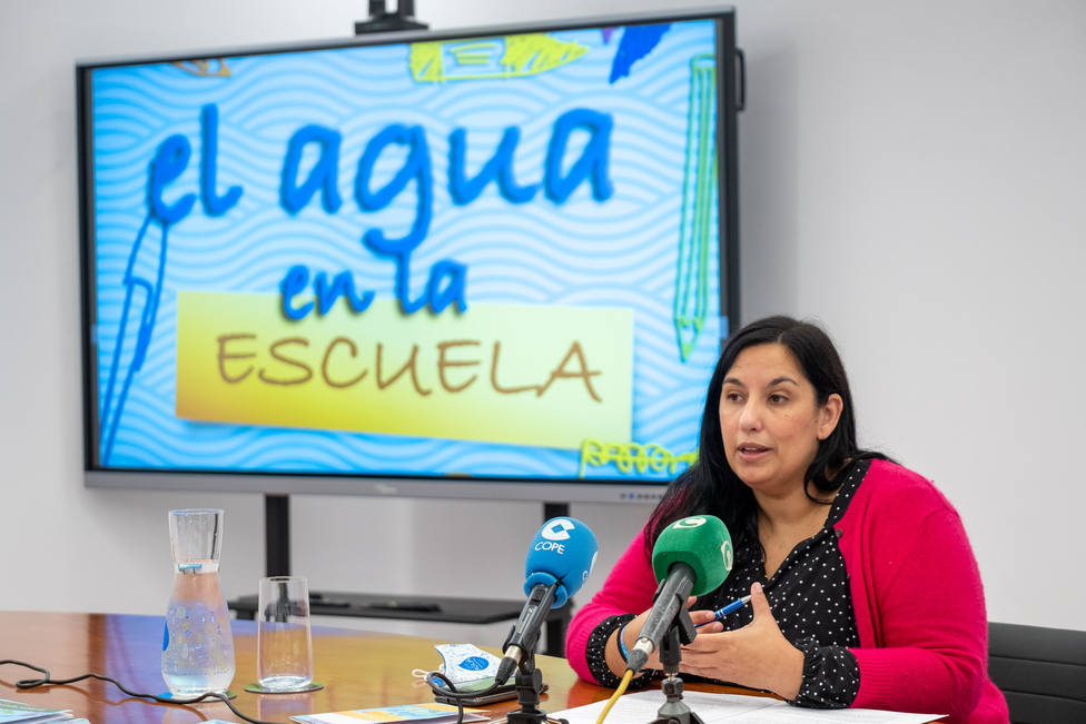 Ana Fernández, presidenta de Aguas de Cádiz, durante la presentación de la campaña