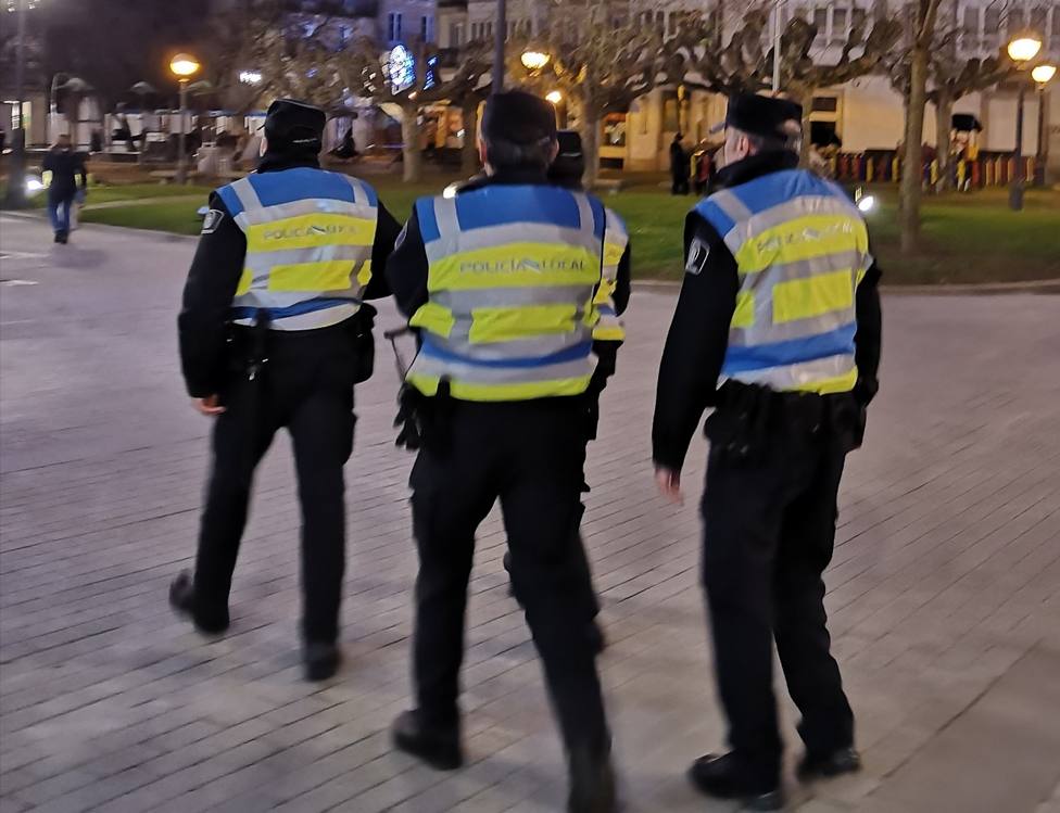 Policía locales patrullan a pie por el casco histórico de Lugo