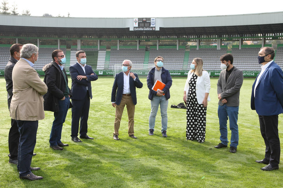 Visita de los responsables del Ayuntamiento y Diputación al estadio hace varios meses para ver su estado