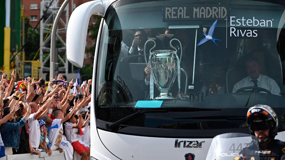 El autobús del Real Madrid sale del Santiago Bernabéu con LaLiga y la Champions. EFE