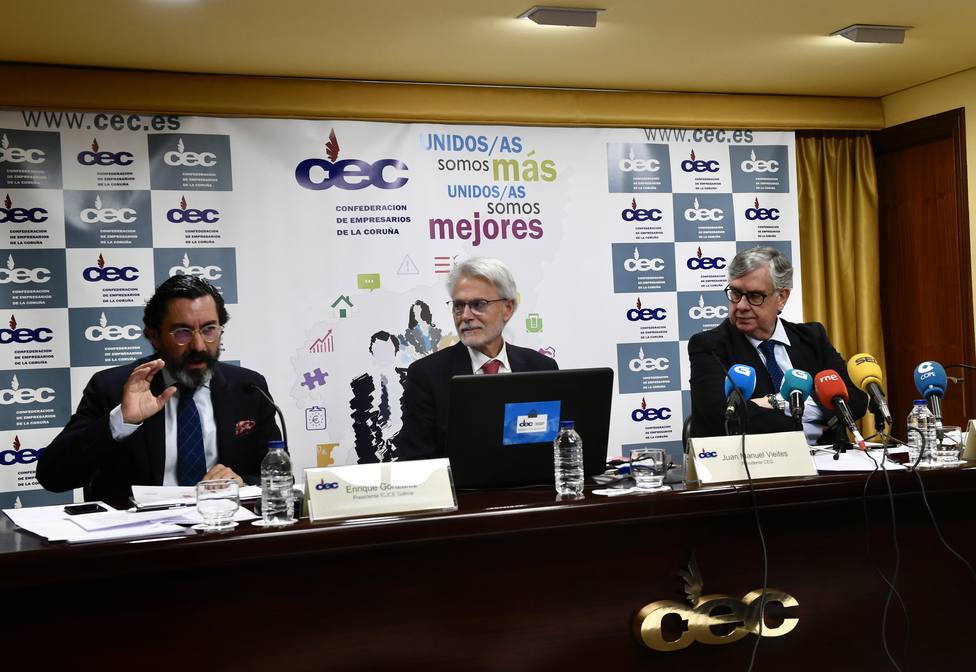 Enrique González, Andrés Lucendo y Juan Manul Vieites durante la presentación del informe