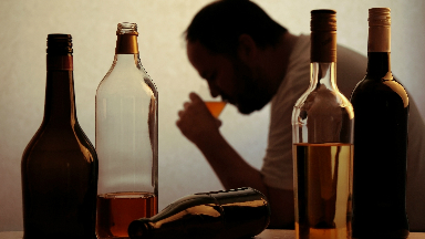 La adolescencia de una hija de padres alcohólicos: “Tenía que salvarles  para que no se tirasen por la ventana” - Imparables - COPE