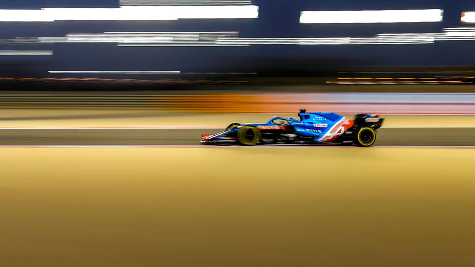 Fernando Alonso, sobre el circuito de Sakhir, en Catar, durante los libres del viernes. EFE