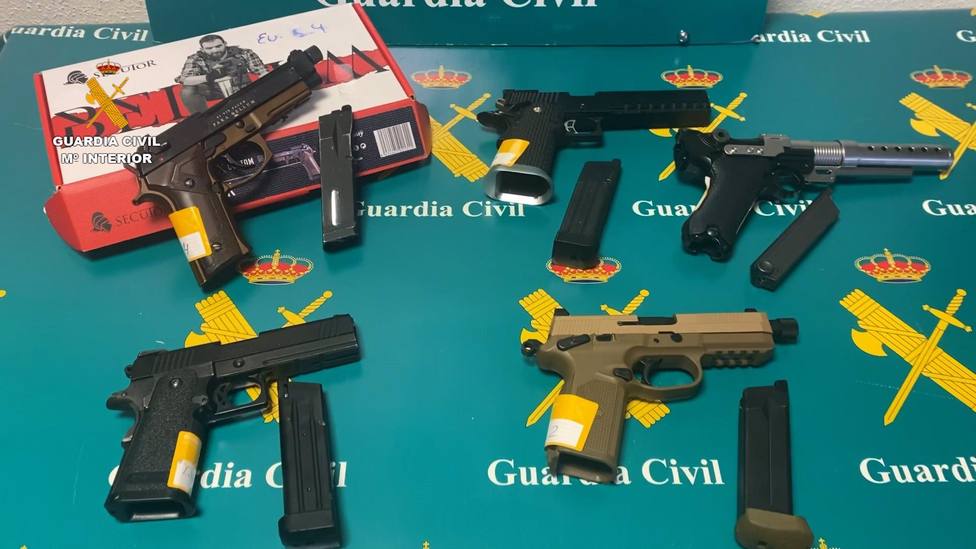 Pistolas simuladas incautadas en Villamiel