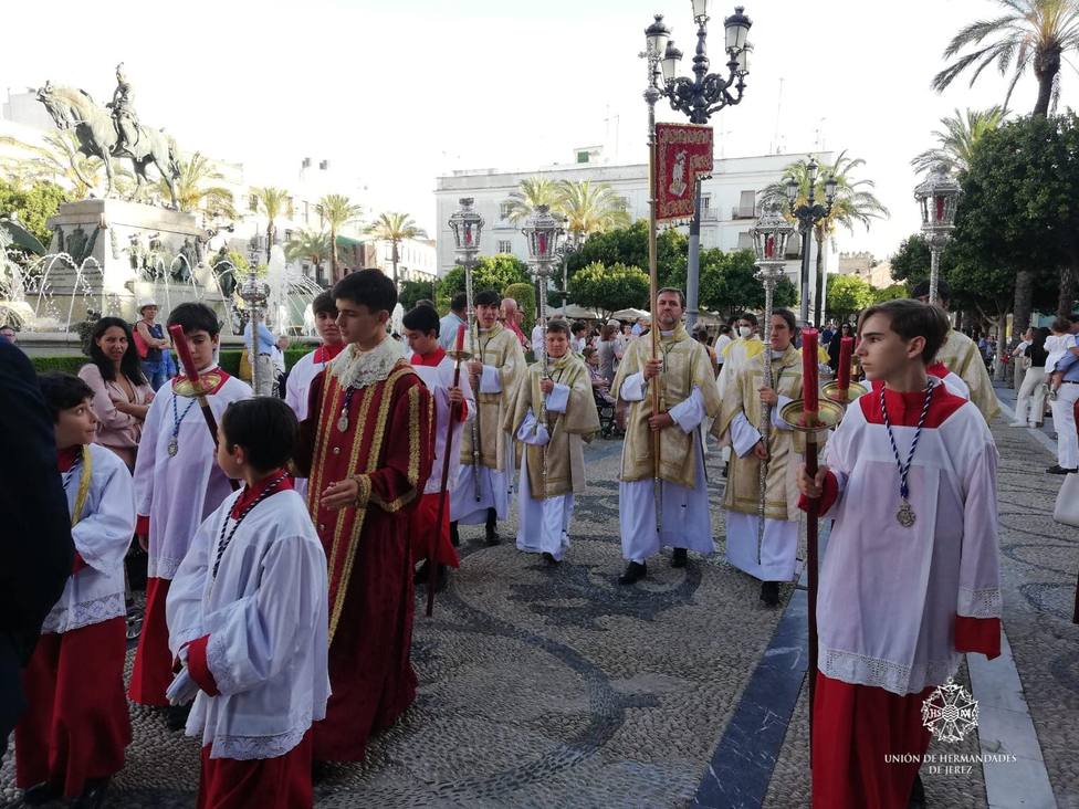 Los brillos del Santísimo llenaron el domingo de Corpus pese a otros centros de atención