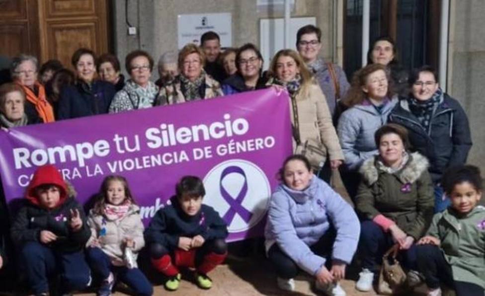 La delegada de Igualdad del Gobierno regional se suma en Villamayor de Calatrava a la manifestación de las amas de casa con motivo del 25-N