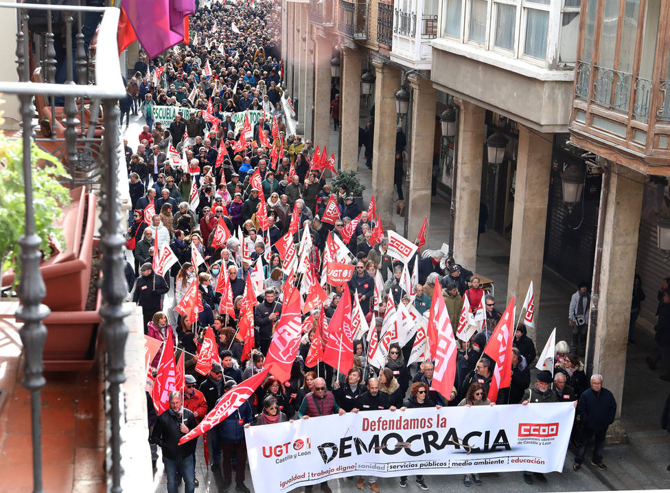 Manifestación de CCOO y UGT en defensa de la democracia en Palencia