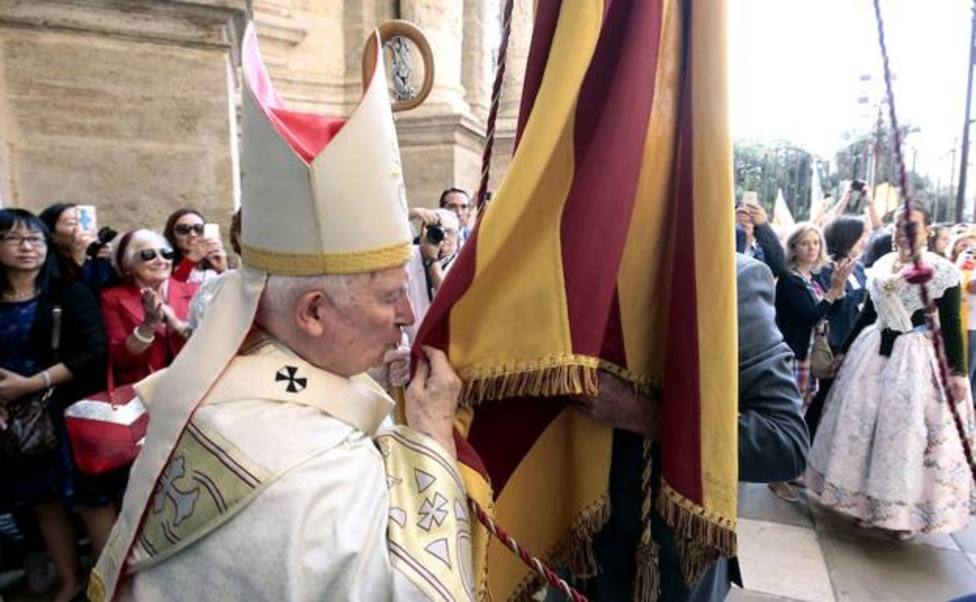 El cardenal Cañizares, besando la Senyera valenciana