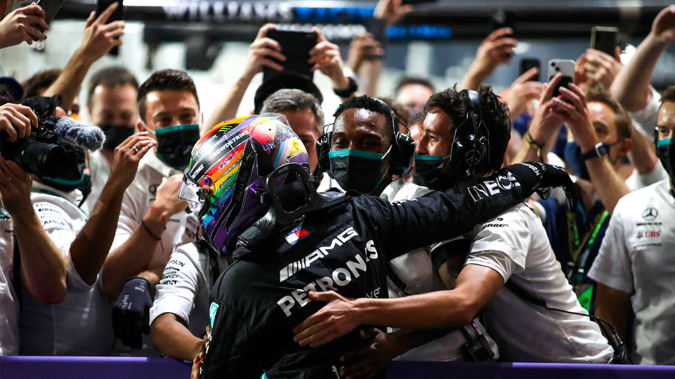 Lewis Hamilton celebra la victoria ante Verstappen en Arabia Saudí junto a su equipo. CORDONPRESS