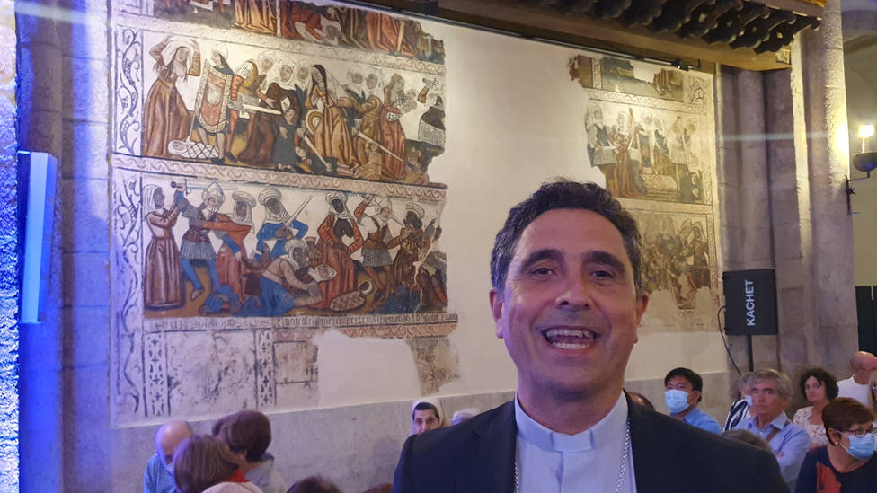 El obispo de Mondoñedo ante las pinturas murales de la Catedral