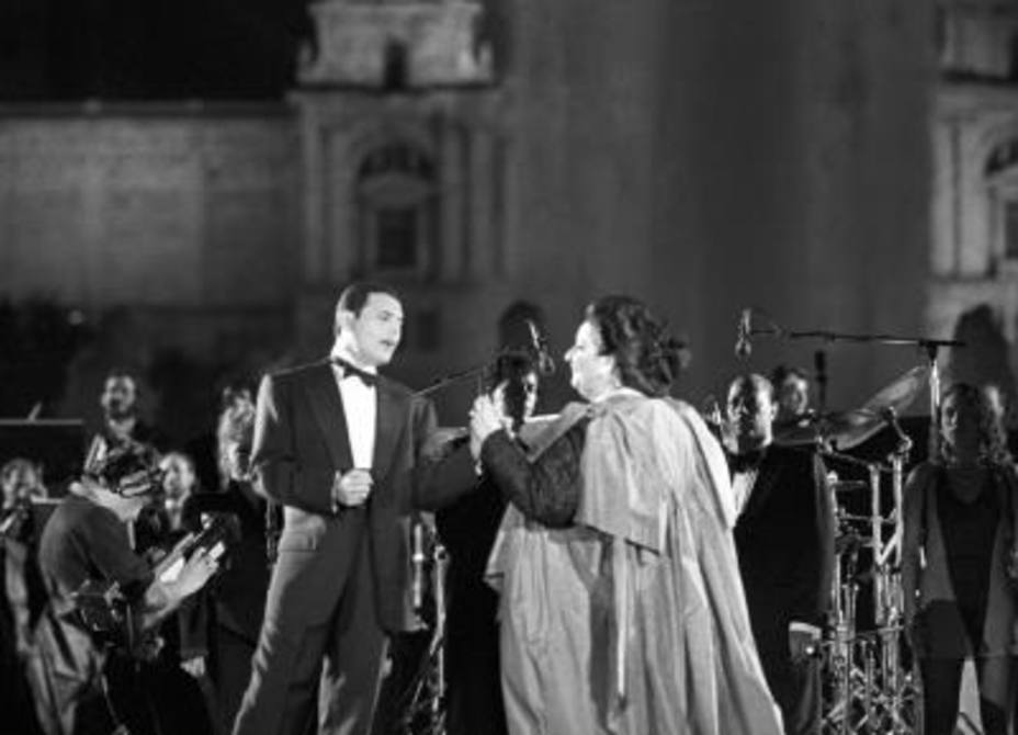 Freddie Mercury y Montserrat Caballé interpretando Barcelona