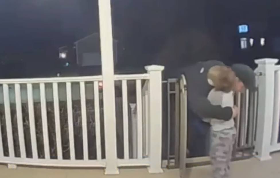 La increíble reacción de un repartidor de pizza tras el abrazo de un niño de 2 años