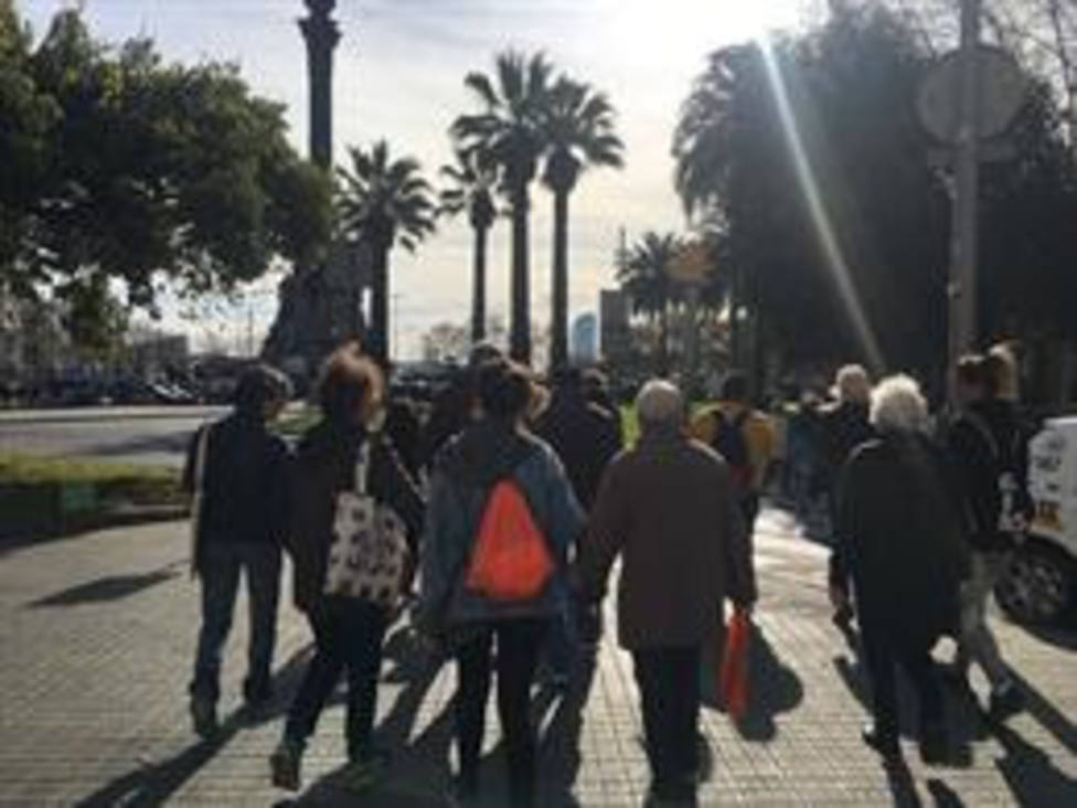 Una iniciativa promueve caminatas en el Raval de Barcelona para fomentar la salud y la relación entre vecinos