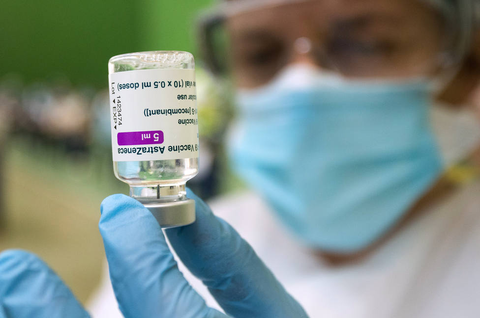 Sanitario sostiene un vial de la vacuna de AstraZeneca frente al COVID-19