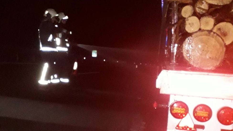 Bomberos sofocan incendio de un camión cargado de madera
