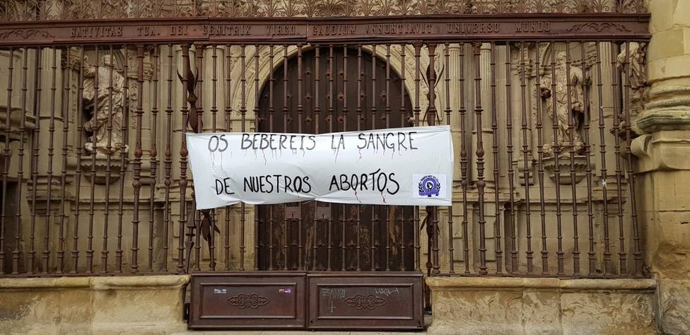 La Policía Nacional retira de la concatedral de Logroño un cartel feminista sobre el aborto