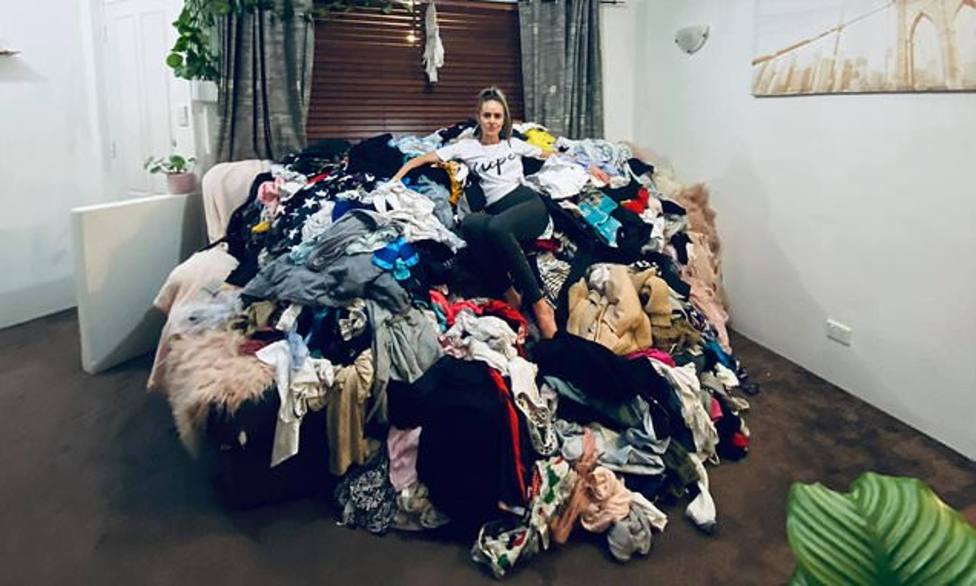 El insólito motivo por el que una mujer acumula un montón de ropa durante la cuarentena