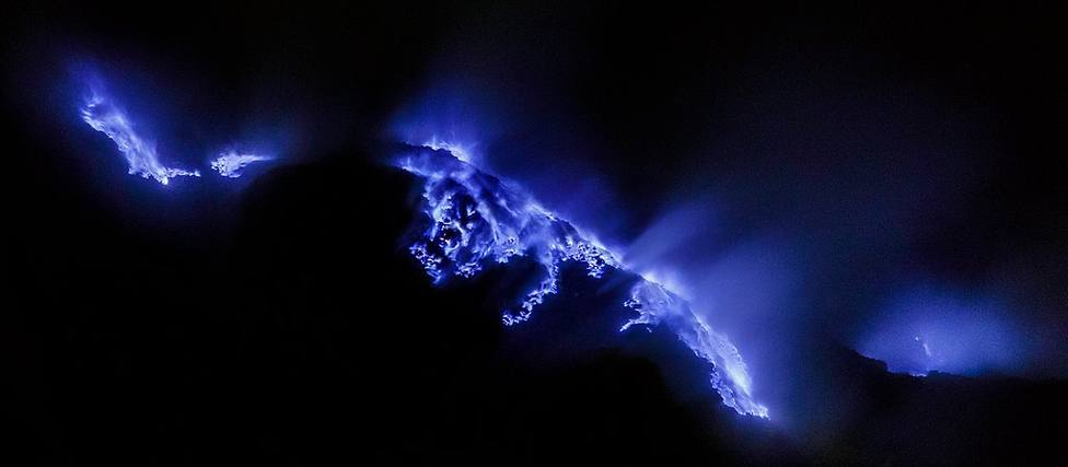 Una imagen de las llamas azules que se producen en el volcán