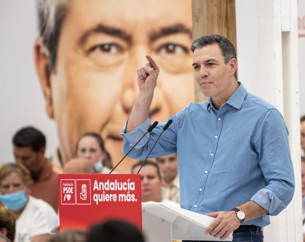Sánchez da un discurso mientras acompaña al candidato socialista Juan Espadas