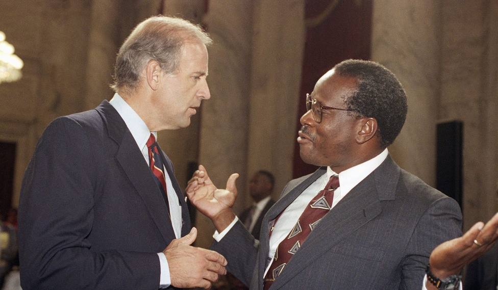 Clarence Thomas y Joseph Biden, durante un descanso del Comité Judicial del Senado, en 1991 / AP