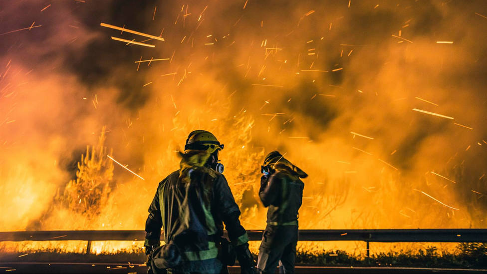 Operarios de la BRIF luchan contra las llamas del incendio de Boiro (A Coruña)