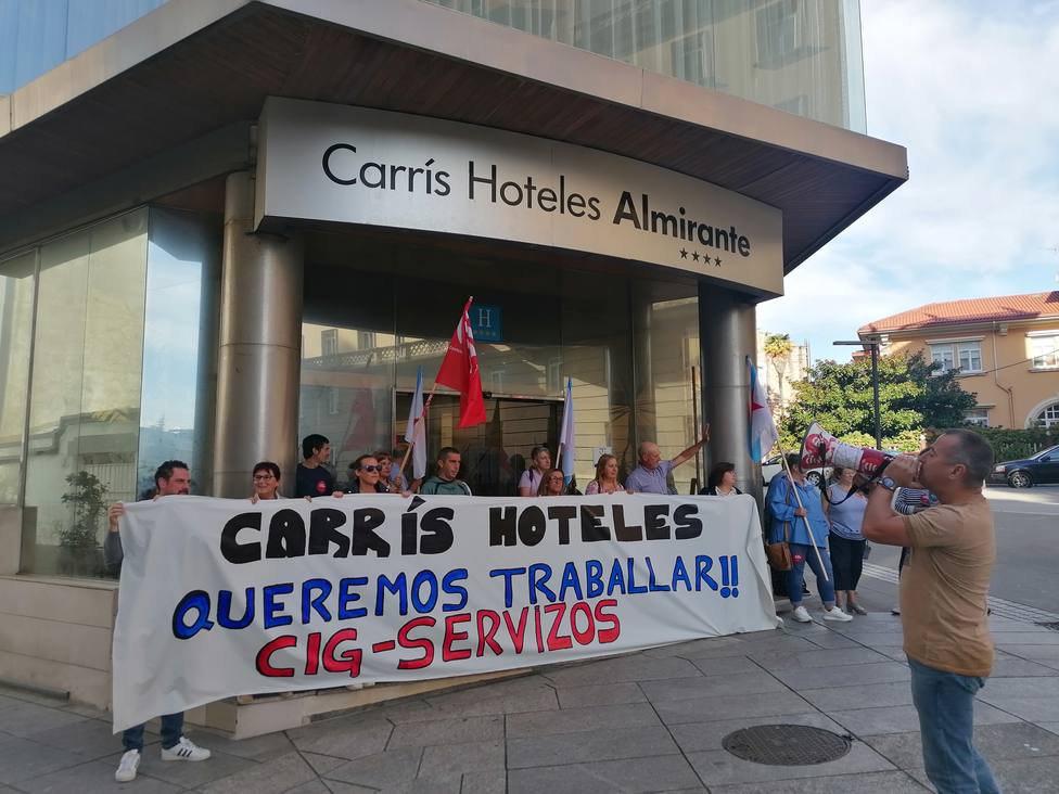 Concentración a las puertas del Hotel Carrís Almirante de Ferrol