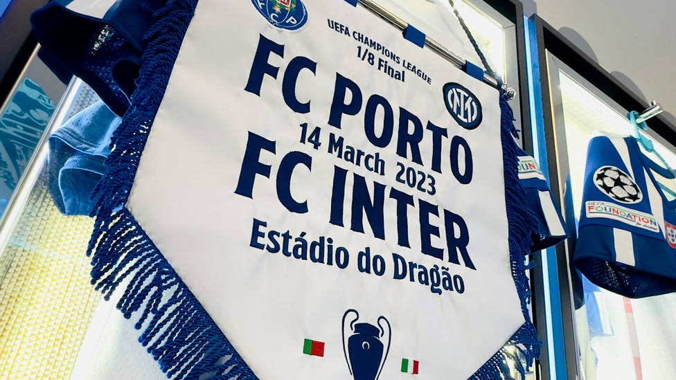 Banderín conmemorativo del partido entre Oporto e Inter