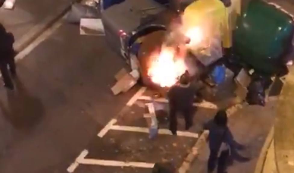 La tremenda paliza a un hombre que intenta apagar el incendio de unos contenedores en Barcelona
