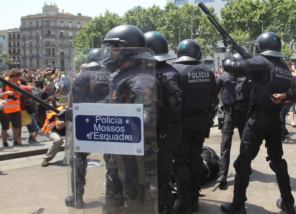 Imagen de archivo del desalojo de la Plaza de Cataluña por los Mossos en mayo de 2011
