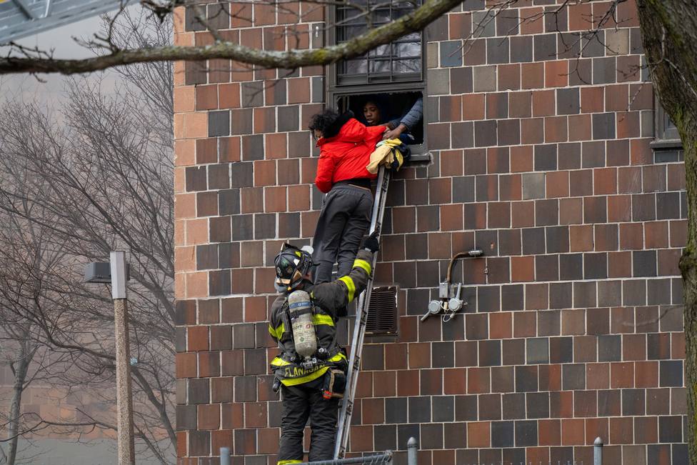 Un trágico incendio causa al menos 19 muertos en el Bronx de Nueva York, 9 de ellos niños