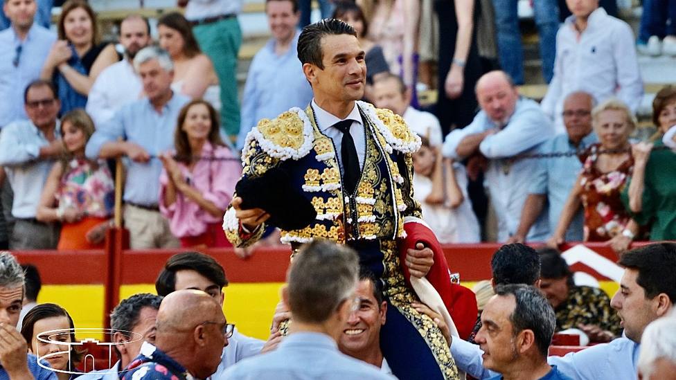 José María Manzanares en su salida a hombros este viernes en la plaza de toros de Alicante