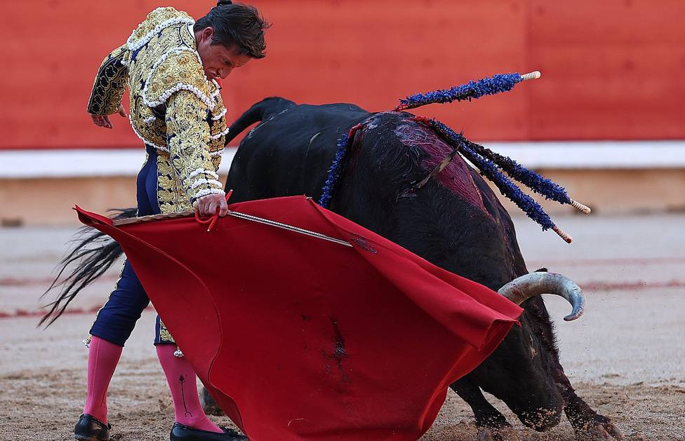 Derechazo de Diego Urdiales durante su faena de muleta al toro de Vegahermosa que abrió el festejo