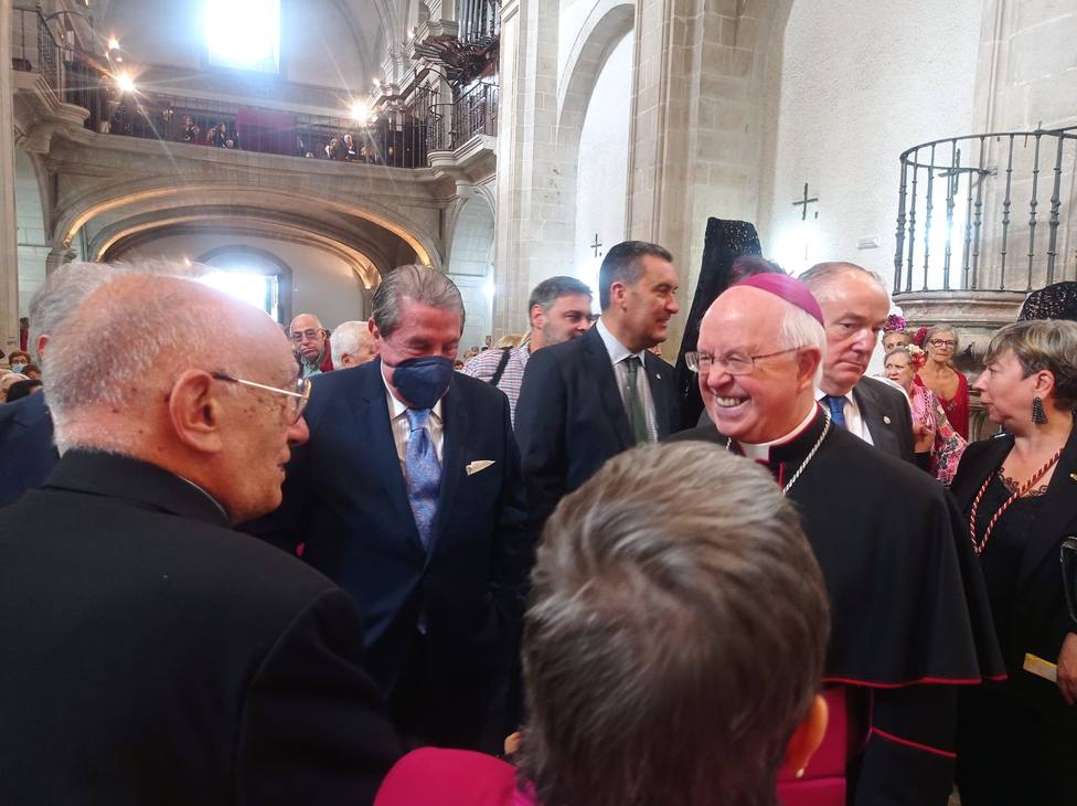 El alcalde que fue, Francisco Vázquez, saluda al arzobispo de Santiago