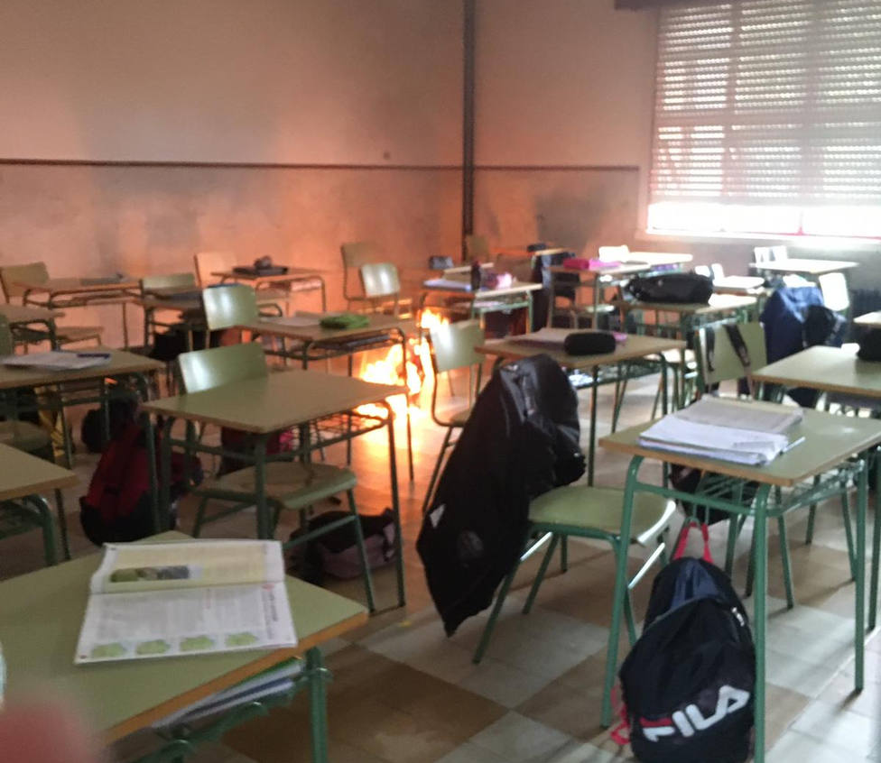 Las mochilas ardiendo en el interior del aula - FOTO: Cedida