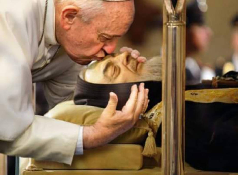 En el Centenario de los estigmas del Padre Pío Francisco visita Pietrelcina  - Religión - COPE