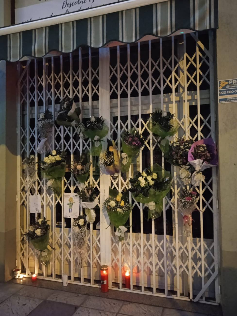 Vecinos de Lugo dejaron ramos de flores, velas y mensajes en la tienda de la víctima