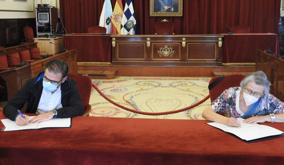 Ángel Mato y Sari Alabau durante la firma del convenio - FOTO: Concello de Ferrol