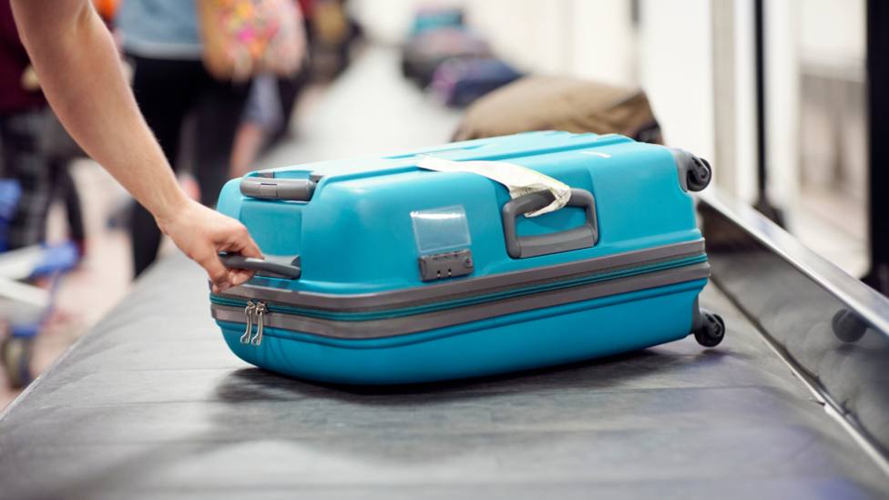 El truco viral de TikTok para poder llevar más equipaje en el avión sin tener que pagar por el exceso de peso