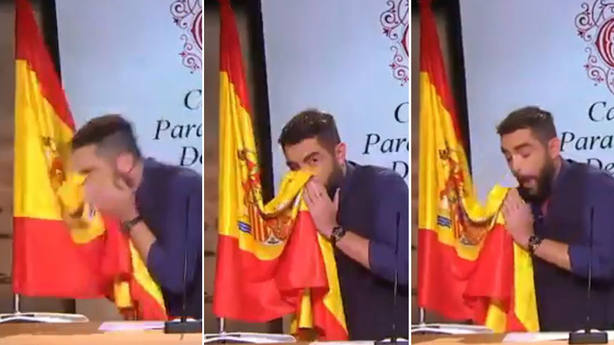 El juez archiva la causa contra Dani Mateo por sonarse la nariz con la bandera de España 1547667412705
